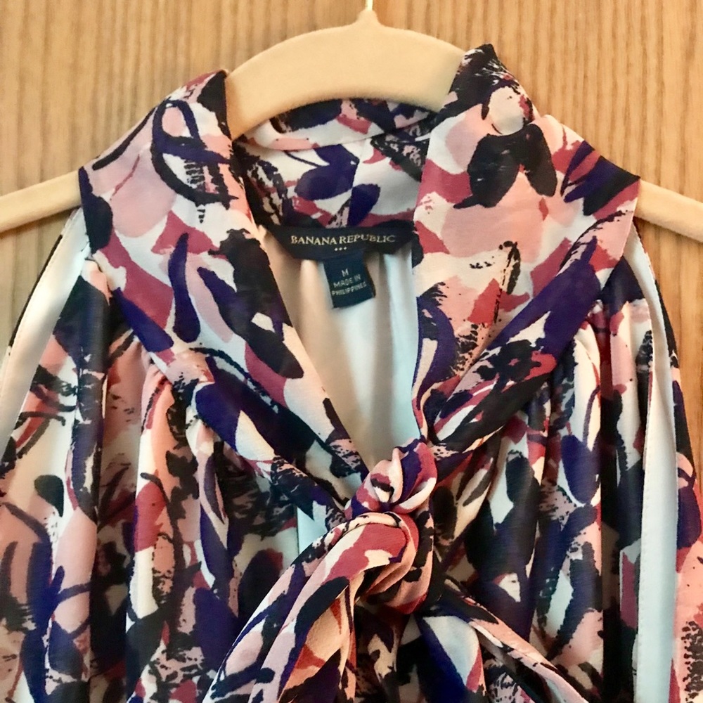 Banana Republic - Sleeveless bow tie blouse. - Picture 2 of 3